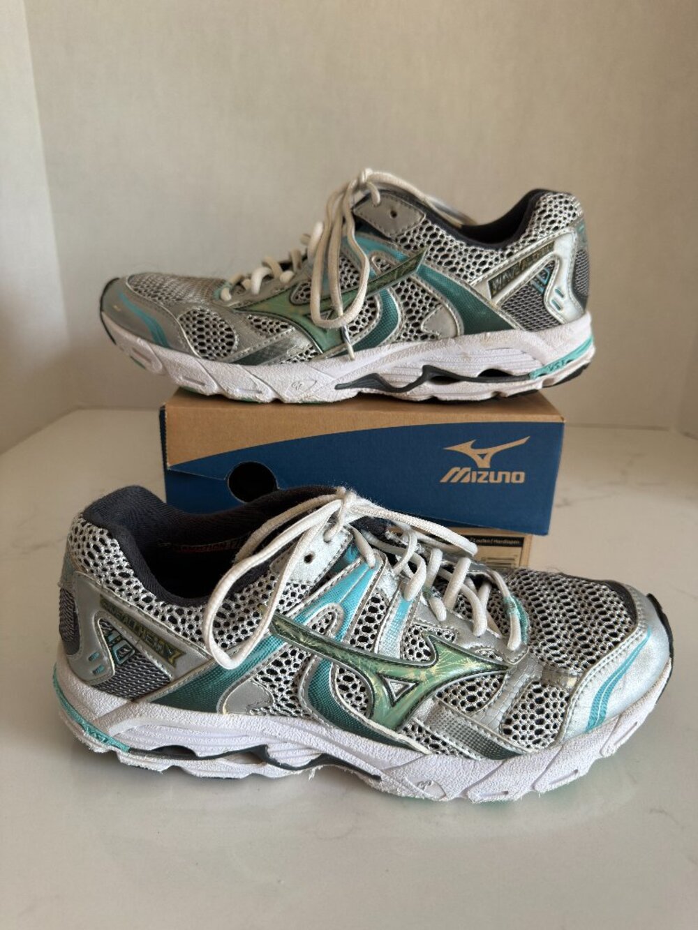 Mizuno Wave Alchemy 10 Womens Running Shoes Size 9 Silver Green EUC With Box
